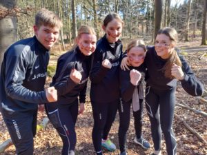 Laegaardens Idraetsefterskole elever får taget gruppebillede efter et løb ude i skoven