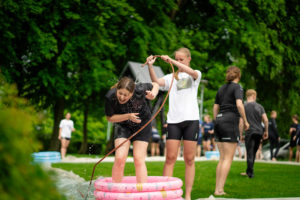 2 piger har vandkamp på et grønt areal ved Idrætsefterskolen Lægården