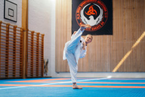 Pige fra Lægårdens talentlinje sparker højt til sin karatetræning