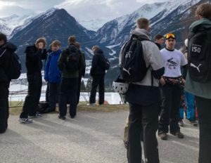 Eleverne står foran bjerget på skituren