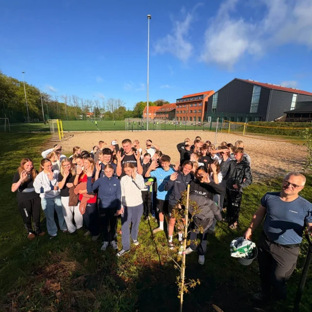 I forbindelse med landsstævnet har non-profit organisationen @plant_et_trae doneret træer til mange af landets efterskoler, for at være med til at klimakompensere for den store folkefest, der skal være i Vejle til sommer.
I dag blev Lægårdens træ sat i jorden ved siden af Lægård Park, hvor det kan være et minde for efterskoleholdet 24/25, og pynte for de kommende generationer af elever på Lægården😊🌳🌳

@efterskole_holdet