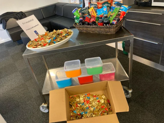 Tema-weekenden (“Robinson” møder “Paradise Hotel” som møder “Forræder” som møder “Spillet”) er i gang. Eleverne bliver til aftensmaden fredag placeres på en af de fem øer (Rød, Blå, Grøn, Orange eller Lyserød), og skal gennem hele weekenden kæmpe for at vinde guldbarrer til deres ø. De vil møde kendte dyste som: Troskabstesten, Kniven, Bomben, Dødskampen osv. 
Mobilerne afleveres til aftensmaden fredag, men der kan dog vindes mobiltid i forskellige dyste. 
Det hele afgøres i det store finale-udskilningsløb lørdag til midnat.
