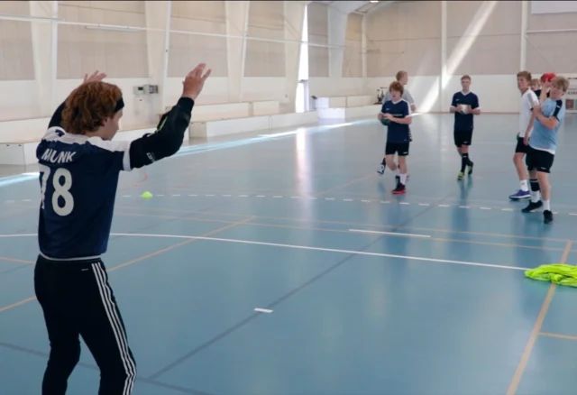 Kontaktannonce😍😍🤾‍♂️🤾!!

Idrætsefterskolen Lægården søger håndboldmålvogtere til start i august 2025❗️❗️

Hvem er jeg: Flot, frisk og frejdig 55 år gammel idrætsefterskole beliggende i det blæsende Vestjylland. Jeg huser ca 40 ansatte og 184 elever, som alle vil være med til at give dig et fortryllende efterskoleår. Jeg lægger stor ære i, at der er højt til loftet i begge vores håndboldhaller, men jeg er naturligvis klar over, at de to ikke når den højde, som vores beach-håndboldområde har. Jeg tilbyder to seriøse håndboldmiljøer: et med ca. 30 drenge og et med ca. 45 piger. Fælles for de to er, at eleverne derpå alle elsker at spille håndbold. Jeg tilbyder fire ugentlige træninger, og du får som målmand ugentlig målmandstræning ved ungdomslandsholdsmålmandstræner Kim Andersen. Dit niveau i målet er ikke afgørende – men det er din lyst til håndbolden til gengæld.
Udover håndbolden kan det nævnes, at jeg rejser to gange om året: i august tager jeg på en friluftstur til Tjekkiet og i januar drager jeg på ski i de Østrigske alper. 
Hvem er du: Drenge- eller pigehåndboldmålvogter (som skal i 10’ende klasse i skoleåret 2025/2026) med et stort ønske om at spille håndbold. Du har samtidig lysten til alle de muligheder som efterskolelivet tilbyder. Du har lyst til at bidrage og udvikle dig både på det sportslige, det boglige og det personlige plan. 

Hvis du ud fra ovenstående tænker, at vi to kunne være et godt match, så ring til mig ASAP og få lavet en aftale. Så kan vi se, om vi på vores første date bliver enige om at slå pjalterne sammen næste skoleår.
Mvh
Idrætsefterskolen Lægården 
Lægårdvej 72, Holstebro
Telefon: 88917700