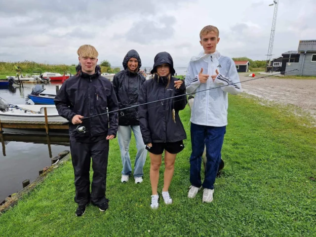Næste minde vi vil kigge tilbage på er kontaktgruppeturen, som i dette skoleår blev en ualmindelig våd en af slagsen - faktisk med afstand den vådeste vi nogensinde har prøvet!🌧😅

Eleverne kæmpede sig alligevel igennem elementernes rasen, og vi havde nogle rigtigt hyggelige ture, hvor de fik lært hinanden meget bedre at kende i kontaktgrupperne - det er det der sker, når man måske kommer lidt udenfor sin comfortzone😄💪

Næste gang skal vi kigge lidt nærmere på turen til Tjekkiet
