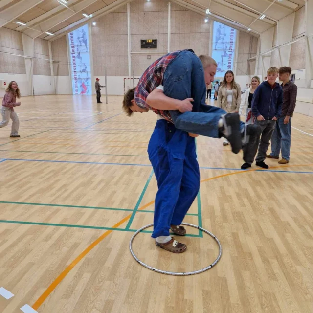 I vores kig-tilbage-på-året serie er vi nu nået til efterårsferien. Og for at fejre dens komme, blev der først samlet ind til Danmarks Indsamling gennem et sponsorløb, og da det var gennemført, var der fuld fart på farmerfesten, som sendte eleverne hjem på en særdeles velfortjent efterårsferie😊.

Næste gang kigger vi på de forskellige klasseture, som vi var på i slutningen af oktober😄