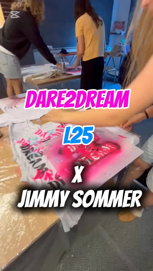 Så har L25-eleverne endelig fået designet og lavet det holdtøj, de skal gå rundt i under landsstævneugen 🤩🤩🤩 Et vanvittigt fedt koncept, skabt i samarbejde mellem @jimmy_sommer og @efterskole_holdet !! 🩷🩵🩶
P.S. det er desuden @lasse.dein nye sang “Ikk fortæl mig”, der er skrevet til @efterskole_holdet , som du kan høre i videoen her☝️Gi’ den da lige et lydt på Spotify!!🎧🎧
