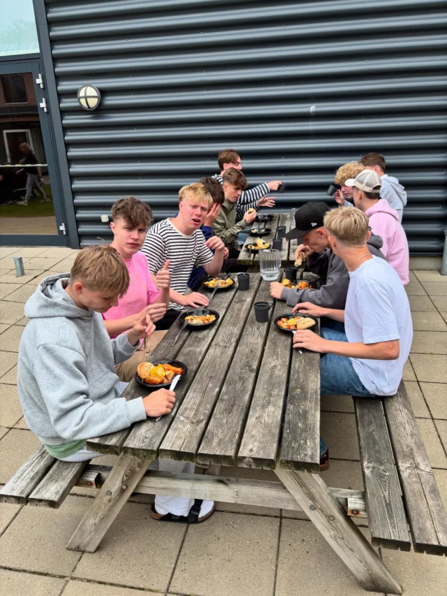 Frokost i det fri mellem rengøringsarbejdet🥵😅 #laegaarden #lægården2425