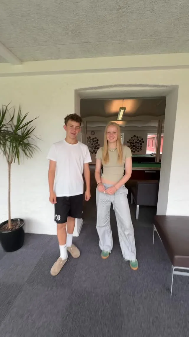 I går havde vi den HELT store hovedrengøring 🧹🧼🪣
Både værelser, gange og fællesarealer blev gjort rene i alle tænkelige kroge!
En laaaaang, men god dag – 7 timer med klude og støvsugere i hænderne 🪠🚿🧽
Behøver vi at sige, at vi var trætte, da vi ramte Nybolejren i går aftes?🥲♥️🫠🥰