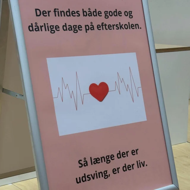 Mandag🇩🇰 Dagen har været fuld af forskellige aktiviteter. Vi har snakket om “Forventninger til dette efterskoleår”, haft brandøvelse, fællesgymnastik fyldt med lege, fået installeret “Viggo”, snakket om “værelsesværdier” og lavet pynt til værelsesdøren♥️