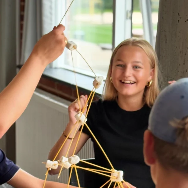 Tirsdag🌟 Der har været teambuilding i klasserne, præsentation af valgfag, opstart på både fodbold, håndbold, fitness og rolinjen - krydret med spilcafé.