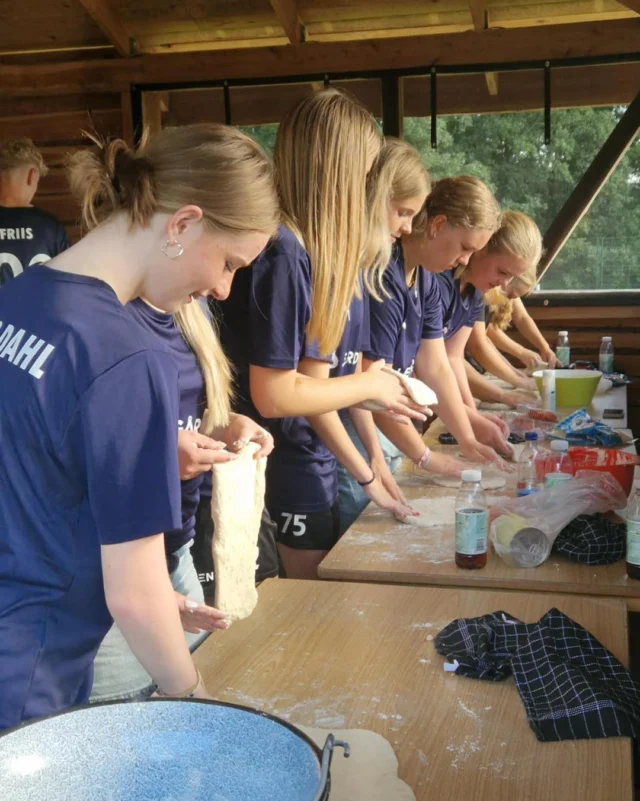 I det smukkeste sommervejr var vi i går aftes på kontaktgruppetur, hvor der var tid til at lave teambuilding, konkurrencer og ikke mindst spise lækker sommermad!🤩🍗🔥 #laegaarden #laegaarden2526 #godtigang