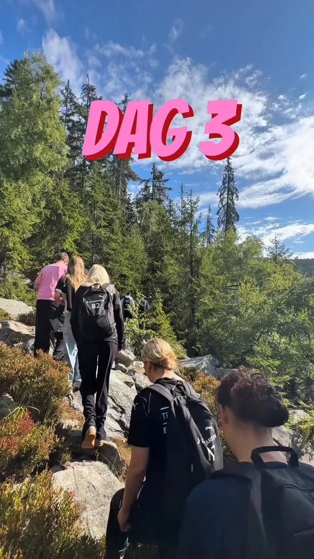 Dag 3 i Tjekkiet 🇨🇿 

💜Klatring
💛Zipline
💚Rapelling
🧡Hike
🩵Badetur i Elben

Juhuuuu for en dag 3 vi har haft os - med solskin, nedkøling og dejlige grin🫰🥹 I morgen venter sidste dag, inden turen går tilbage til Danmark👋