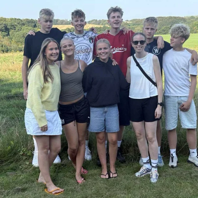 Skoleåret flyver derudaf, og vi har nu allerede været i gang i en måned!🤩 For eleverne føles det nok som endnu længere, for der sker jo noget hele tiden, og der er en grund til, at man siger, at et efterskoleår føles som 7 almindelige år🥰😅 

Vi glæder os til 9 måneder mere med disse fantastiske unge mennesker - her ser I de første 10 kontaktgrupper🥰❤💙.