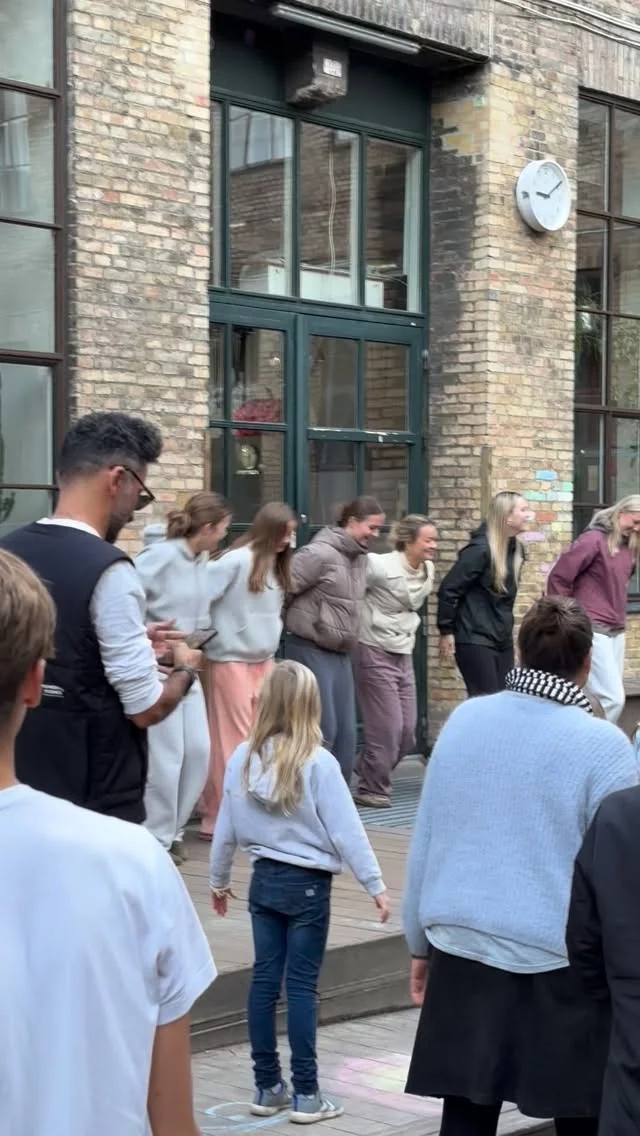 Vi varmer da bare lige en hel skole op til #skolernesmotionsdag inden vi tager hjem. Fredagsdansen var et hit🕺💃🥳