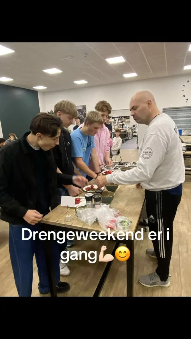 Drengeweekend er i fuld gang. I dag er der blevet spist surstrømning og stærk chili🔥🐟😱 #laegaarden