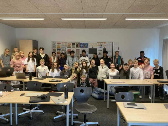 Alterna10 havde i dag besøg af en delegation fra Bolivia med syv studerende (+ en tolk fra International Børnesolidaritet), som var i Danmark for at indsamle viden om diverse arbejdsformer og øvelser til at fremme børns trivsel. Eleverne skulle fra start vise gæsterne rundt på skolen, og fortælle om at være efterskoleelev - dette var en spændende udfordring, da ingen af de syv gæster fra Bolivia kunne tale andet end spansk 🤷🏽♂️ Vores elever gjorde det fantastisk 💙❤️ Det kan endvidere nævnes, at der i pausen blev tid til fodboldlandskamp, og der løb Danmark med sejren mod et hårdt kæmpende Boliviansk landshold ⚽️😅💪🏻 #laegaarden #lægården2526