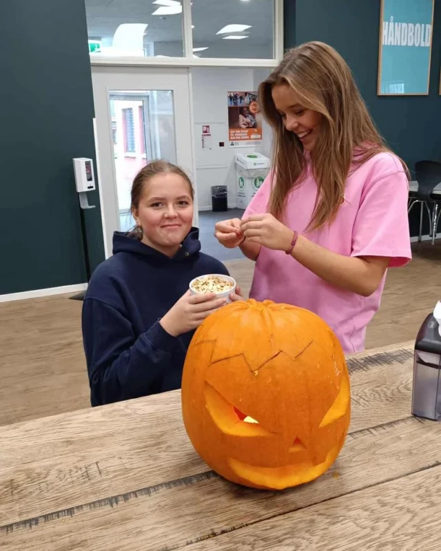 Weekendeleverne har brugt noget af weekenden på at lave fine græskarhoveder, som kan give (u)hyggeligt lys rundt på skolen i den mørke tid som venter os🎃🎃🎃❤️
#haloween  #haloween🎃 #laegaarden