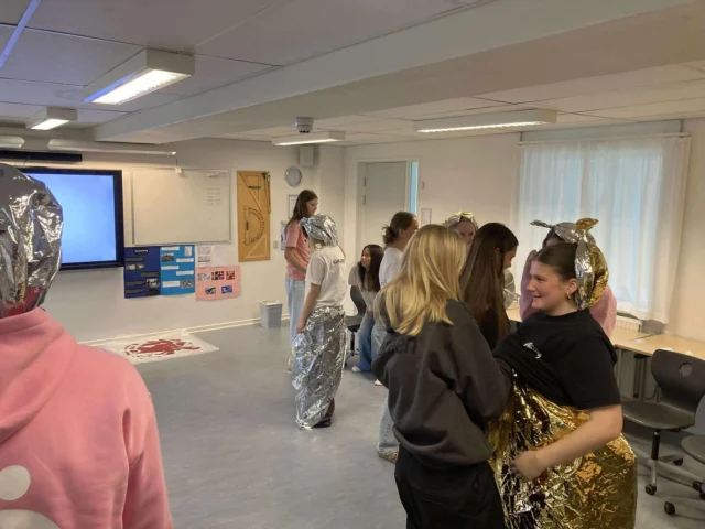 Det har været en travl dag på Lægården, hvor vi både har haft besøg af børn fra et par skoler, og dygtige folk, der skulle lære vores elever førstehjælp😊. Begge dele gik heldigvis rigtig godt😅 #laegaarden #lægården2526 #førstehjælpskursus