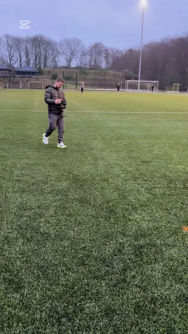 Forleden optog vi materiale til ny målvogtervideo. Det er hårdt arbejde, når det rigtige skud skal i kassen😅😅 #keepertraining #laegaarden