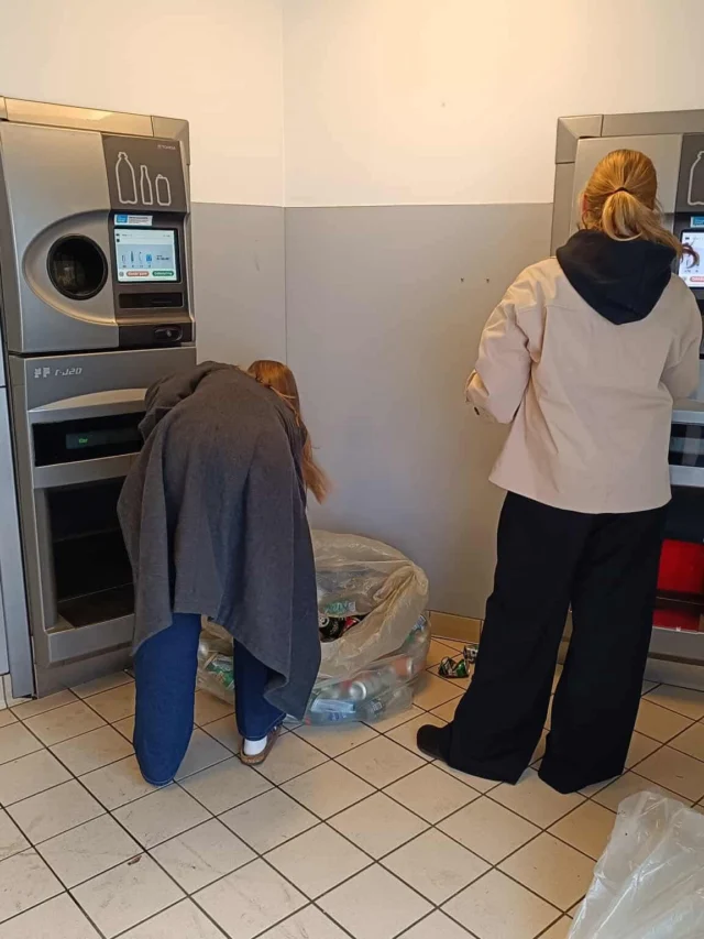 Endnu engang har vores søde elever været ude at pante til fordel for @dkindsamling og denne gang ryger der 2600 kr afsted til børn der virkelig trænger til hjælp❤️🙌🏻🙏🏻. #dkindsamling #laegaarden #lægården2526