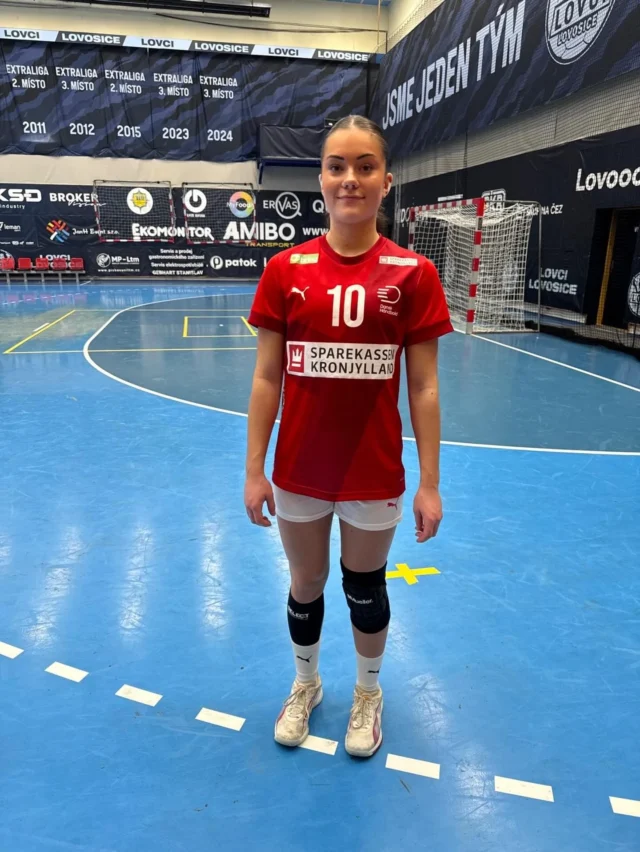 I sidste uge måtte vi undvære @sofie.vestersager, da hun for første gang var med u18 landsholdet i håndbold🤾‍♀️ 💪🏻😊. Selvom de tabte begge kampe knebent, var det en stor oplevelse for Sofie at trække i den røde landsholdstrøje for første, men forhåbentlig ikke sidste gang🇩🇰🇩🇰. Stort tillykke med debuten 😊 #laegaarden #handball #lægården2526