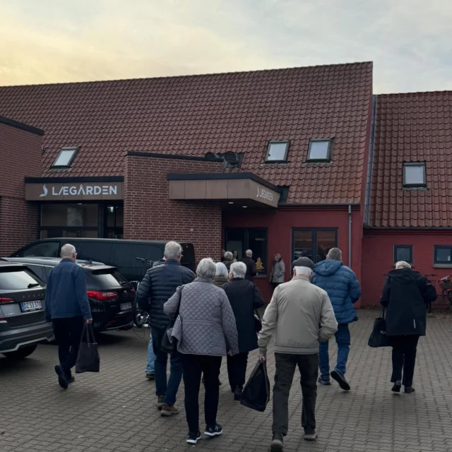 December = julehygge🎄 Fredag d. 28. november havde vi inviteret alle vores bedsteforældre i huset♥️ Det var en super hyggelig dag, og vi nyder hver dag, at de var med til at pynte til jul på skolen. Vi startede fælles i hallen med Lucia, derefter var der tid til at hygge på skolen, juleklip, julesang i foredragssalen og lækker julefrokost.
Som afslutning fik bedsteforældrene lov som de første til at se noget af dette års gymnastikopvisning👏🏼🫶🏼♥️
#laegaarden #lægården2526