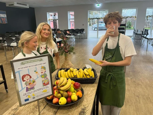 Skønne elever, som tager en pause fra arbejdet i køkkenet🤩. Hver dag har køkkenet fornøjelse af hjælp fra 3 elever, som hjælper med de mange opgaver der er, når der skal laves mad til ca 200 mennesker🤗🤗 #laegaarden #lægården2526 #køkkentjans