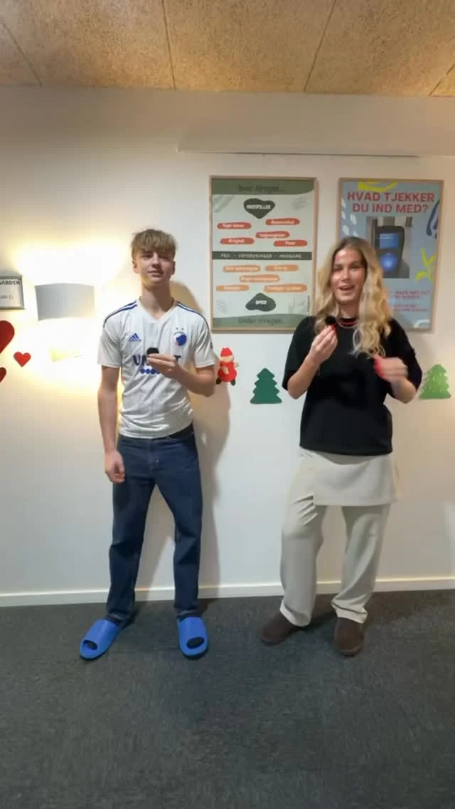 I dag til bedsteforældredag sendte vi vore 2 dygtige reportere @rainerkaliszan og @jorgensen_celine ud for at opleve, hvordan det går for sig, når 2 generationer mødes til juleklip og hygge😍❤️ #jul #laegaarden #bedsteforældredag