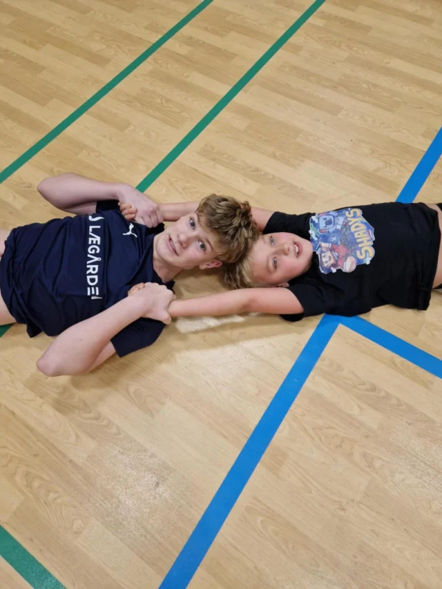 På Lægården får alle elever en instruktøruddannelse , så de er klar til at komme hjem til deres egne foreninger og hjælpe til, når de er færdige på efterskole. I fredags skulle eleverne øve sig med “rigtige” børn fra byens skoler - både ift planlægning og afvikling. Det gik rigtig godt😍🥳🥳 #laegaarden #lægården2526 #dgispire