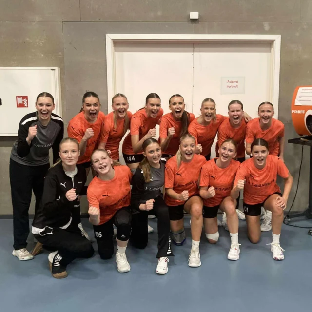 Lægårdens håndboldelever var i dag til anden runde af VM. Der skulle spilles 13 kampe, og IL eleverne kunne gå fra banen som vinder i 12 af kampene (med en samlet målscore på +87). Pige DM vinder DM rækken, Pige A bliver nummer 1 og 2 i A-rækken og Pige B vinder B-rækken. Drengene DM kvalificerede sig til Final4 stævnet i februar.Drenge A vinder A-rækken. Og drenge B gør rent bord i alle dagens kampe. Alt i alt en helt godkendt håndbolddag😅💪🏻🤾‍♀️🤾 #laegaarden #håndbold #lægården2526