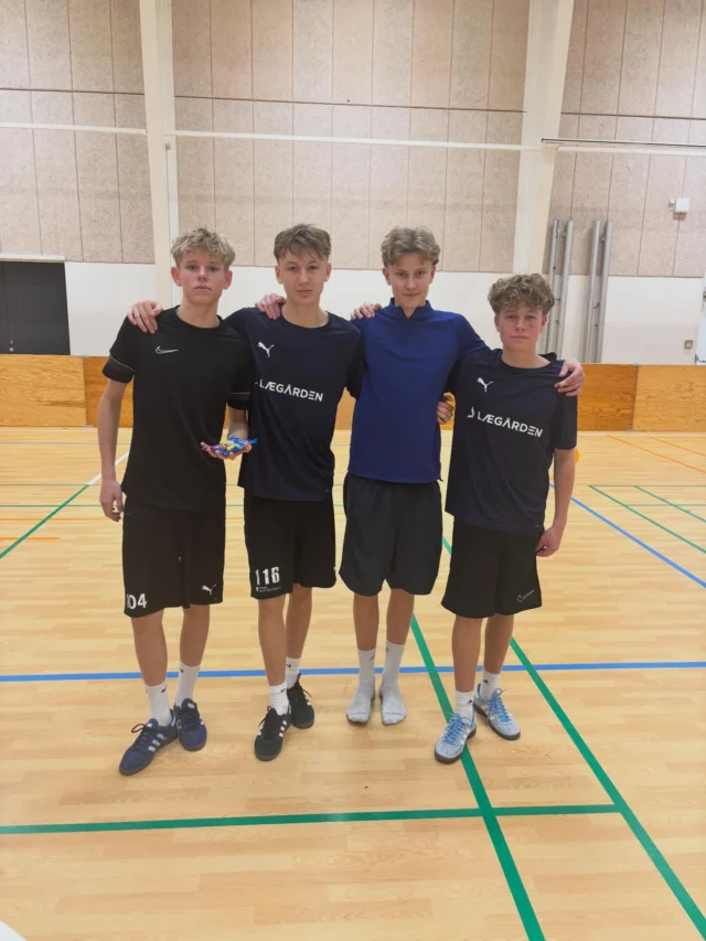 Fodboldlinjen havde hallerne helt for sig selv på linjedagen, og den sjældne mulighed for at være i varmen, benyttede vi os af! Vi afholdt en indendørs fodboldturnering, og på billederne ser I top 3 holdene for både drenge og piger 😊🥇🥈🥉 #laegaarden #efterskolefodbold #lægården2526