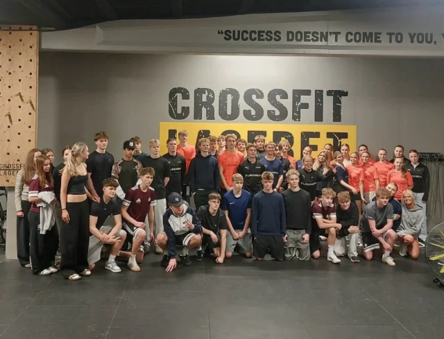 Fitnesslinjen havde i fredags besøg af @levringefterskole til en crossfitkonkurrence på linjedagen. Det blev en dag med gode dyster og en hel del sved på panden🥵💪🏻🏋️♀️🏋️
Tak til Levring Efterskole for besøget og mange gode konkurrencer 😊 #laegaarden #crossfit #lægården2526