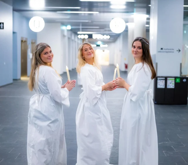 Luciasæsonen er ved at nå sin ende, og igen i år har Lægårdens piger skabt glæde, givet lys og håb til både ældre borgere på plejehjem, og syge/pårørende på @rhgoedstrup, hvor disse billeder er fra. En smuk tradition som årets elevhold har holdt i hævd på smukkeste vis♥️😇🕯️. Tak for sangene, piger🎼🙏🏼 #lucia #laegaarden #lægården2526
Foto: @mikaelnizzen