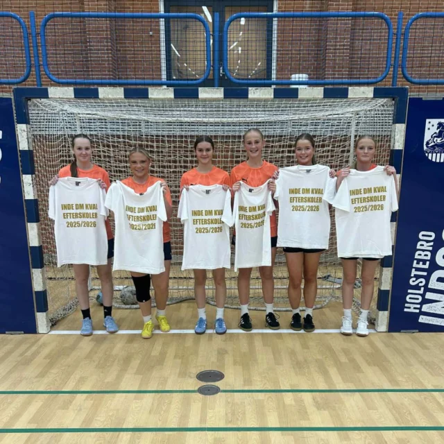 Sikke en fremragende dag vi har haft til Vestjysk mesterskab i indendørs fodbold for efterskoler🥳💪🏻⚽️. Kun et enkelt nederlag blev det til i 26 kampe, og det betyder, at 3 ud af 4 hold vandt mesterskabet og er kvalificeret til DM, som afholdes i Hedensted i slutningen af februar. Vi er så stolte af dem❤️⚽️🙏🏻🔥
Pige A: vinder!
Pige B: vinder!
Drenge A: 3. plads
Drenge B: vinder!
#laegaarden #fodbold #efterskolelivet #lægården2526