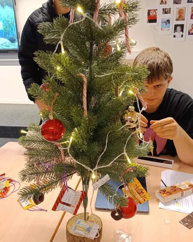 10 g har sluttet julemåneden af i dansk med en levendegørelse af H.C. Andersens eventyr om Grantræet. Således blev grantræet i historien til et fysisk grantræ i klassen, der blev pyntet med julekugler med menneskelige følelser og slik der kunne plyndres😅🍭🍬🎄
#laegaarden #jul #hcandersen