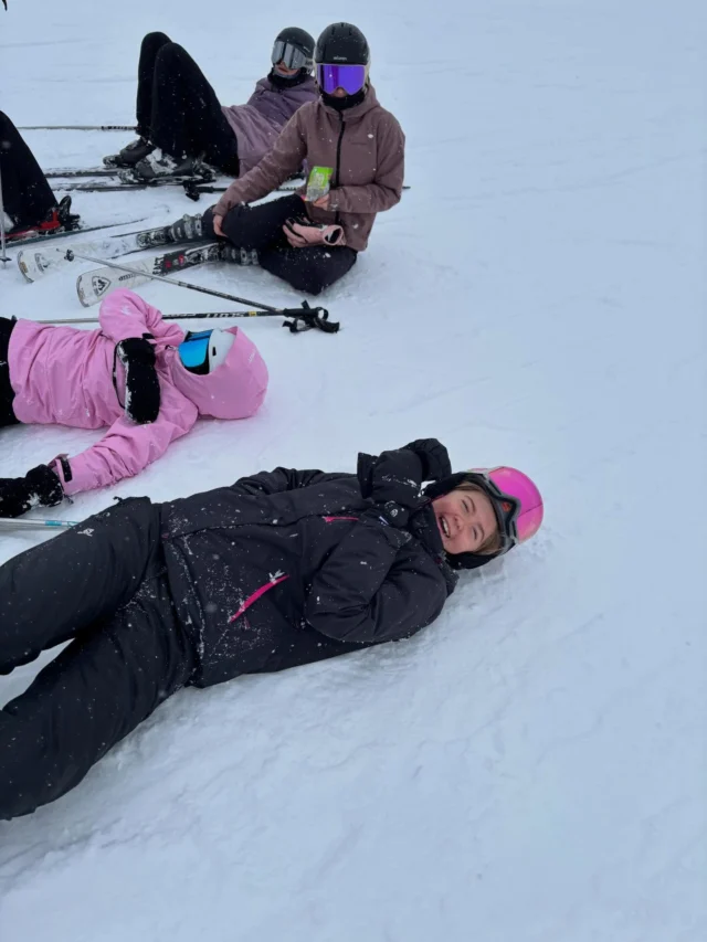 Dag 2 på ski bar præg af mere sne😅❄️❄️. Det gav lidt udfordringer ift sigtbarhed, men eleverne kastede sig alligevel ud i det, og der er allerede sket store forbedringer med skiløbet både for nybegyndere og øvede💪🏻⛷️. Nu venter en ny dag, hvor solen forhåbentlig titter frem i løbet af dagen💪🏻🌞😊