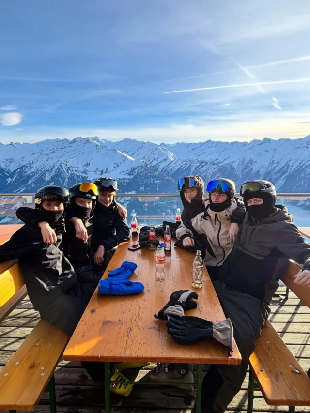 Vi har haft en skøn dag 3 på ski⛷️🌞❄️. Vejret har vist sig fra sin smukkeste side og vi har virkelig fået stået meget på ski - både dem, der havde lært det fra tidligere, og dem som har haft ski på for første gang hernede😅😊. I aften har eleverne lavet den traditionsrige gymnastikopvisning i mørke! Glæd jer til at se den her snart!😊💃🕺 #laegaarden #skitur #lægården2526