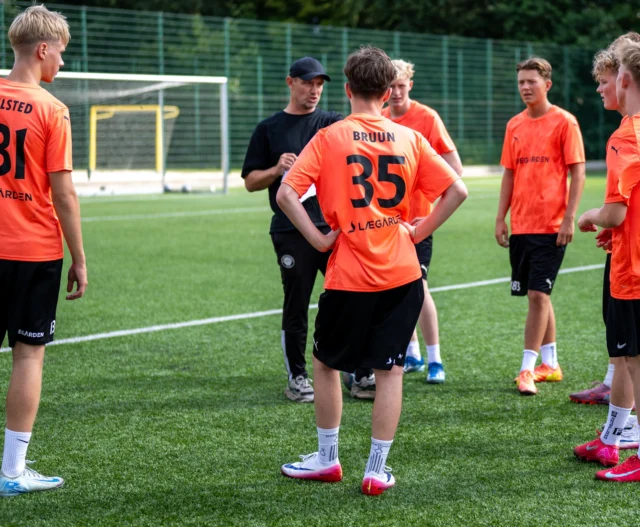 Stort tillykke til Lægårdens helt egen Bo Thomsen, som ved siden af sit job på Lægården skal være U-17 træner i @fsholstebro - han starter allerede i jobbet nu! Bo var i 2005 med til starte fodboldlinjen på Lægården, og har udover jobbet på Lægården, haft trænerjobs i klubber som Vildbjerg, HB og Thisted, så det er en efterhånden erfaren træner, der nu skal træne U-17 og derudover være transitionsansvarlig for u17 og u19.
For de drenge fra Lægården som ønsker at prøve sig af i FS Holstebro, mens de går på Lægården, er det en kæmpe fordel, at de nu møder et kendt ansigt, når de træder ind i en ny klub, så det tegner til at at blive en win-win situation, og vi vil fra Lægården gerne ønske ham stort tillykke med jobbet💪😊🫶⚽⚽
#laegaarden #klubsamarbejde #fsholstebro