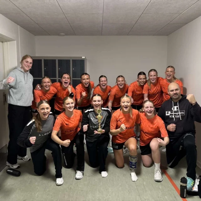 Fantastisk dag til VM i Struer 🏆🤩
Alle 5 hold har præsteret fremragende og det har resulteret i 5 pokaler med hjem til skolen 💪🏻😱
Drenge DM taber med én til ISI og skulle derfor spille om 3. Plads - den hiver de sikkert hjem 🥉De skal nu til kval om en DM plads 🤞🏻💪🏻
Pige DM vinder med ✌🏻mod ISI og skulle derfor møde Lyngs i finalen, hvor de hiver en sikker sejr i land 🥇🏆🏆 De er klar til DM 💪🏻
Pige A havde to Lægården hold med og de endte i en finale mod hinanden og vi tog derfor både 1. og 2. Pladsen 🥇🥈🏆💪🏻
Drenge A napper selvfølgelig også 🥇🏆🏆 med hjem til skolen. God energi og fede kampe hele dagen 🤩🫶🏻 #lægården #lægården2526 #vestjyskmesterskab #laegaarden