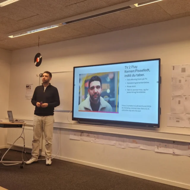 I fredags havde et af vore profilfag besøg af Nicklas Martti Johnsen som  er 29 år og kommer fra Skive. 
Han har været ludoman - og er nu “clean” på 2. år. Han startede med at oddse, da han gik på efterskole, og i foredraget fortæller han om konsekvenserne ved den afhængighed. Han er nu ude på den anden side og fortæller også om vejen tilbage og livet med en afhængighed. Meget spændende og lærerigt foredrag, som i den grad kan anbefales.🙂🫶

@nicklas.foredrag