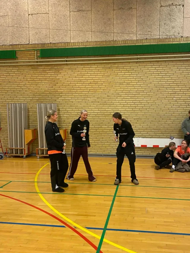 Sidste torsdag var vi til VM i volleyball på @noerrenissumefterskole . Det blev en skøn dag, hvor både drenge og piger hev pokaler med hjem i B-rækkerne🏅🏅🏆😊 #laegaarden #lægården2526 #volleyball