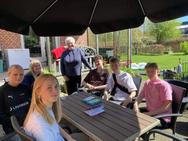 Filantropi i ungdomshøjde

I denne tid arbejder vores Alterna10 klasse med det at gøre en forskel for andre. I dag er eleverne ude og hjælpe ældre borgere i skolens nærområde. Der hjælpes med alt, hvad folk har brug, så den har stået på havearbejde, vinduespudsning, oprydning, rengøring osv. Eleverne blev sendt afsted klokken 11:00 (med nybagte boller og kaffe til dem, de skulle besøge), og er retur igen klokken 14:30. De næste uger skal eleverne blandt andet besøge et lokalt plejehjem, hvor de skal have et indblik i ældrepleje og de skal være besøgsvenner for de ældre på plejehjemmet. 

#laegaarden