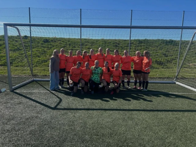 Vores Fodboldpiger har i dag været til playoff, med 2 sejre og 1 tabt, blev pladsen til efterskole DM sikret - stort tillykke til vores seje og mega gode fodboldpiger🫰🏼🫰🏼