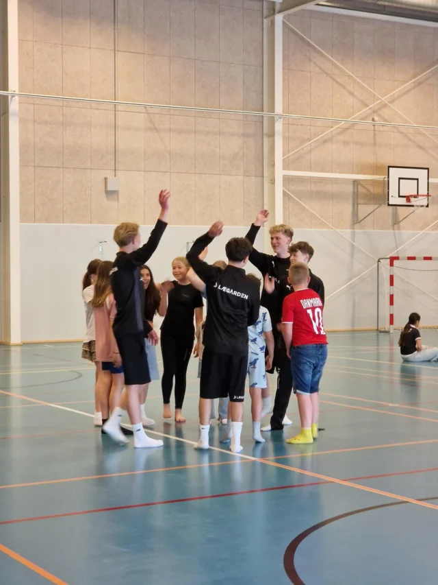 Igen i dag har eleverne været ude på folkeskoler i nærområdet og gjort fredagen lidt sjovere for børnene. Vore elever har i løbet af året lært, hvordan man planlægger, strukturerer og udfører forskellige aktiviteter, og i dag skulle det afprøves på virkeligheden 😊💪🏻. Det gjorde de rigtig godt🥳😊 #laegaarden #muve #lægården2526