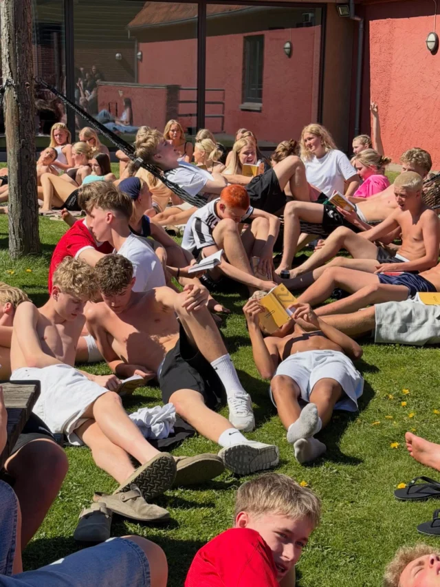 Ægte efterskoleliv🎶 Sidste fredag skinnede solen☀️ - og vi flyttede sangtimen udenfor❤️