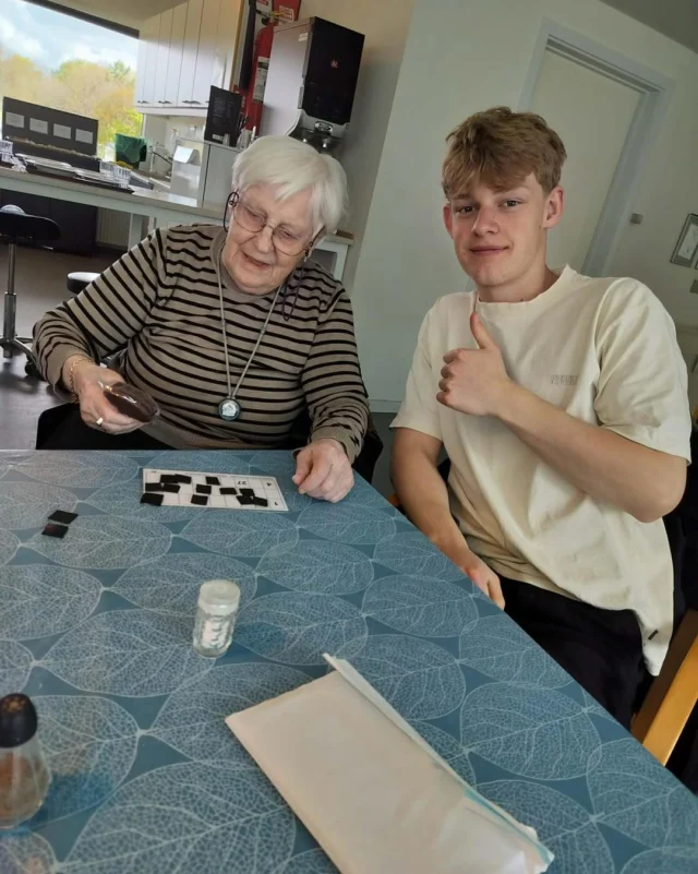 Filantropi mellem generationer👴👵👦👧

I denne tid arbejder vores Alterna10 med det at gøre en forskel for andre. I dag var vi på vores tredje besøg på Plejeboligerne Parkvænget, hvor dagens aktivitet var banko.
Eleverne havde selv bagt lækre småkager og lavet fine ting i krea som gevinster. Glæden var stor hos beboerne. De nød selskabet af vores elever, der kommer med smil og godt humør. 🙂