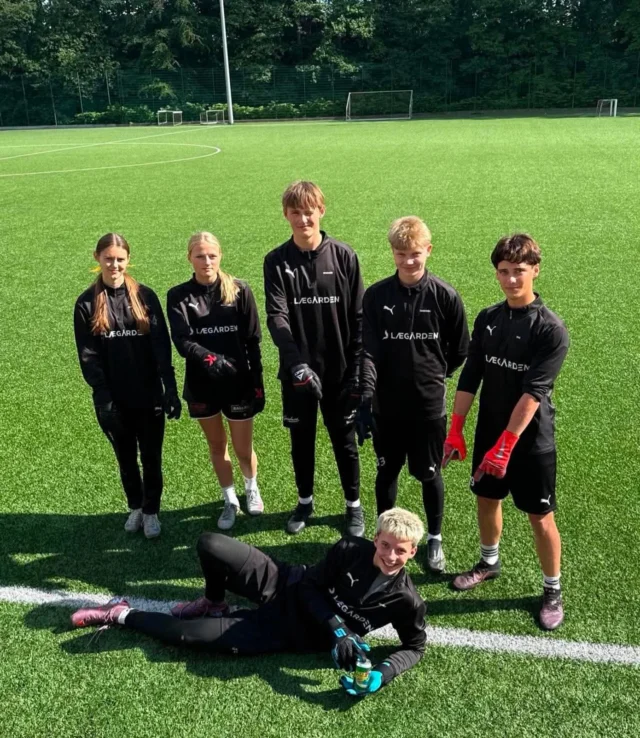 Så har vores målmandsteam sammen med målmandstræner @martinandersen91 haft sidste omgang træning i dette skoleår🤗⚽️. Og traditionen tro blev den afsluttet med IL Faxe Kondi cup, hvor de udsættes for alverdens konkurrencer 😅. Stort tillykke til @linus_schildt , som løb med sejren og held og lykke til alle 6 målvogtere med de fremtidige redninger⚽️♥️