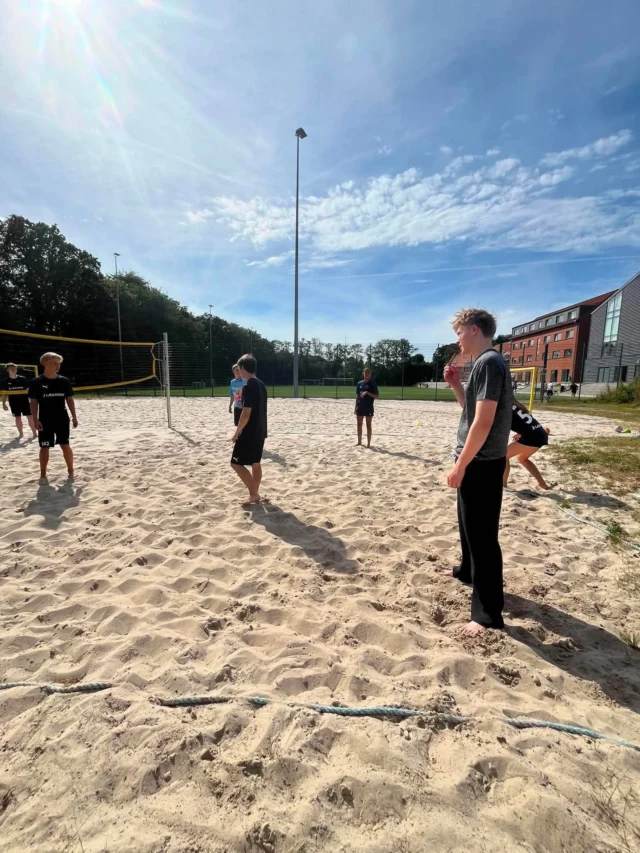 I dag har eleverne haft teambuilding i klasserne, samtale med deres kontaktgruppe, og så har de sluttet dagen af med forskellige fysiske udfordringer 🏃‍♀️🏃😅 #lægården2627 #teambuilding #laegaarden
