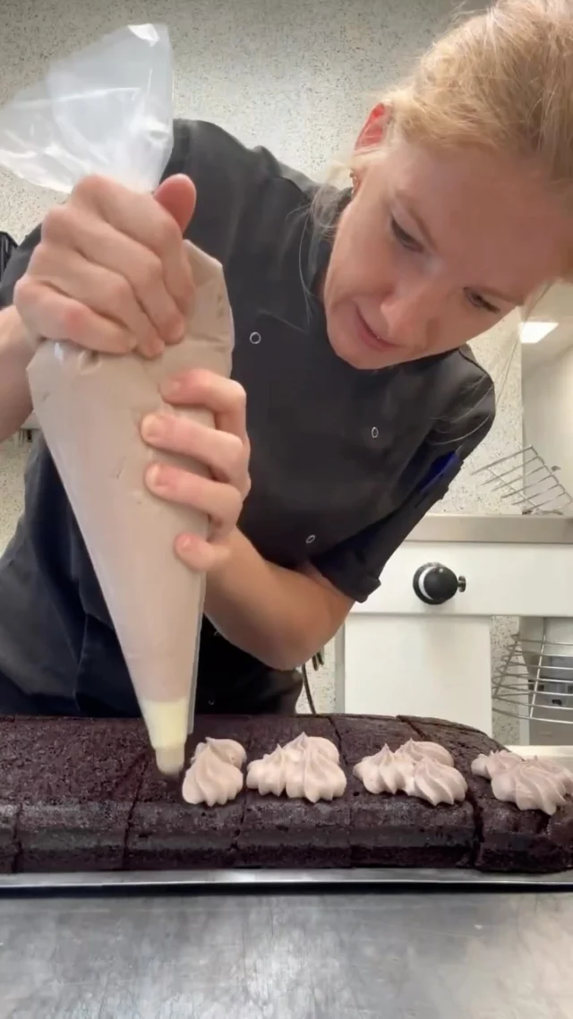 Inger ønskede sig “Black magic” som onsdagskage 🍰🍫- så det skulle hun selfølgelig have! Mon ikke også den falder i god jord hos eleverne?😃 #lægården2627