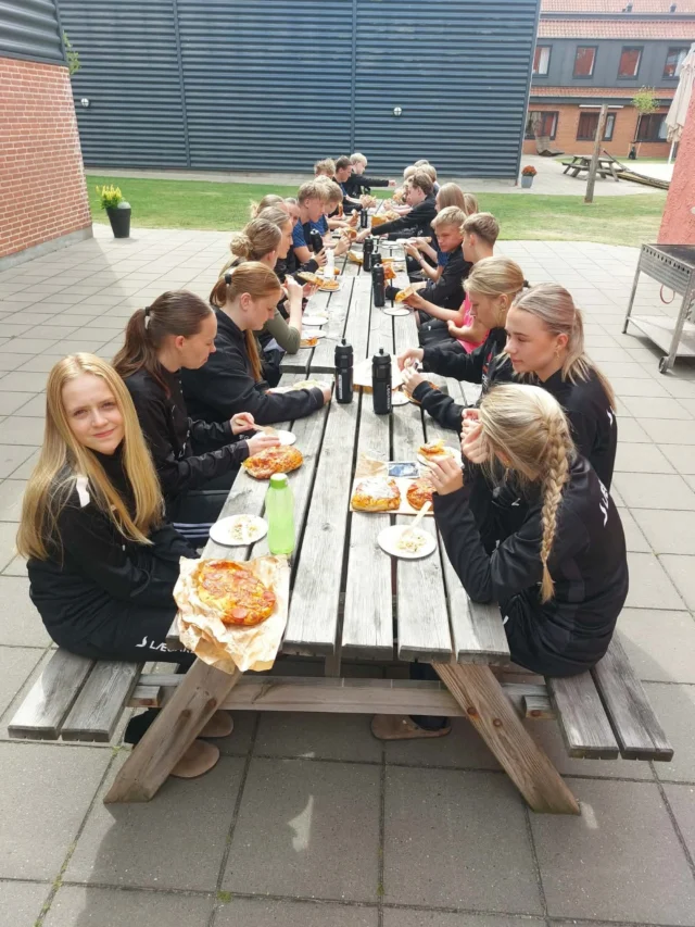 I dag har vi haft linjedag med det formål at ryste linjerne godt sammen, inden de forskellige linjer skal i gang med diverse kampe og turneringer. Det håber vi er givet godt ud, når de skal kæmpe sammen som hold💪🏻😊 #laegaarden #lægården2627